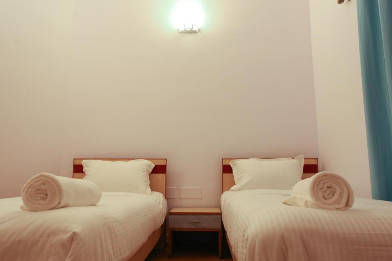 Locul Uptown - Near Bangalore Palace Grounds מראה חיצוני תמונה